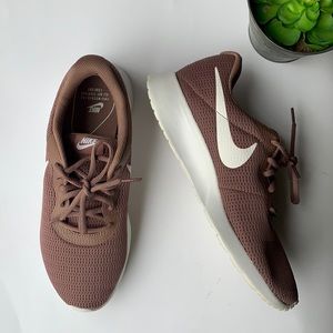 NIKE Women’s Tanjun Running Sneaker SZ 9